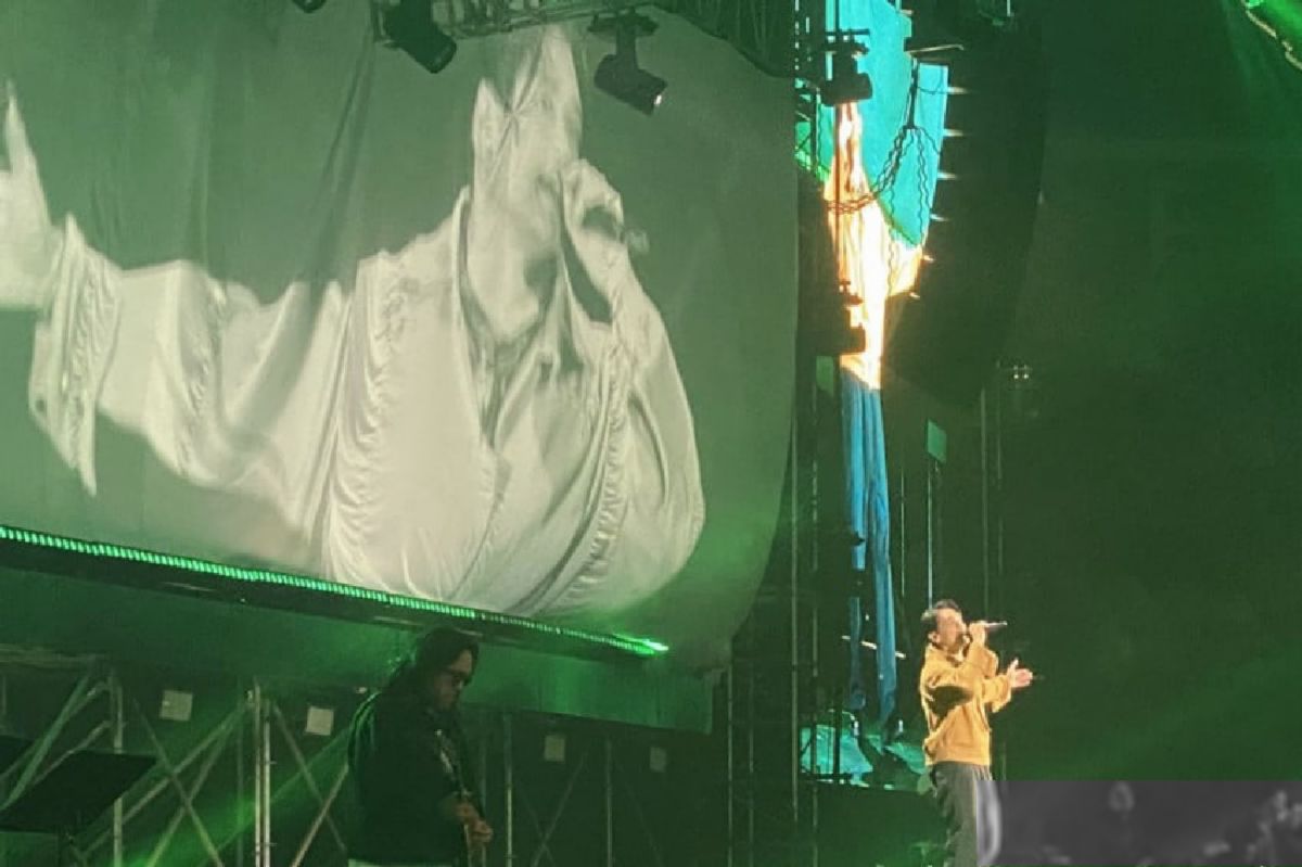 Judul: Afgan Buka Konser Retrospektif, Ribuan Penonton Riuh Sambut