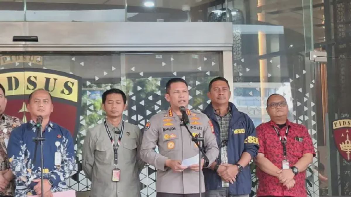 Polisi Serahkan Don Ritto dan Barang Bukti Emas-Dolar ke Kejagung