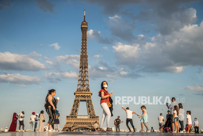 Wisata Menara Eiffel Mulai Dibuka untuk Umum