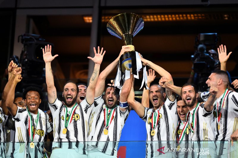 Juventus angkat trofi juara Serie A