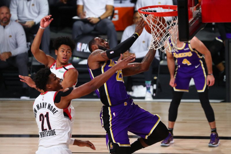 Lakers berbalik unggul 2-1 atas Blazers seusai menangi gim ketiga