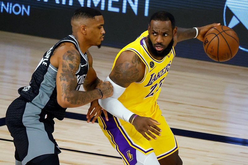 Lakers telan kekalahan di laga terakhir jelang playoff