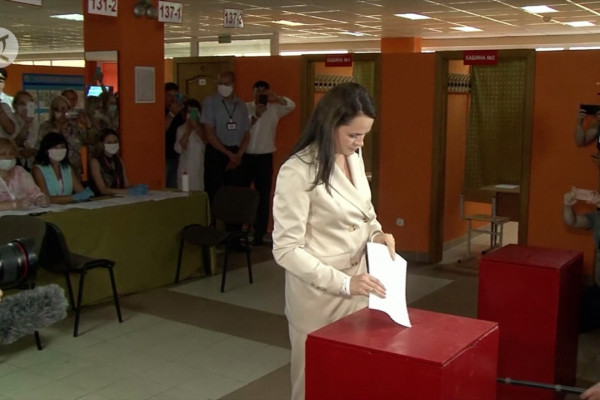 Kandidat oposisi Belarusia Tikhanouskaya berikan suaranya pada pilpres