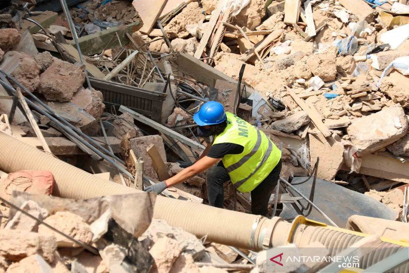 Upaya mencari korban selamat di reruntuhan bangunan Lebanon