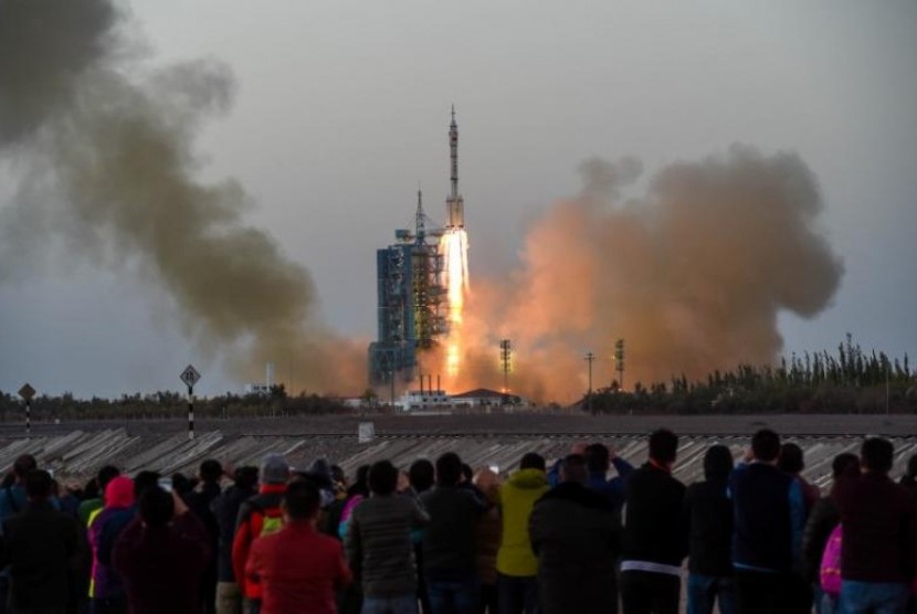 China Luncurkan Pesawat Luar Angkasa Eksperimental ke Orbit