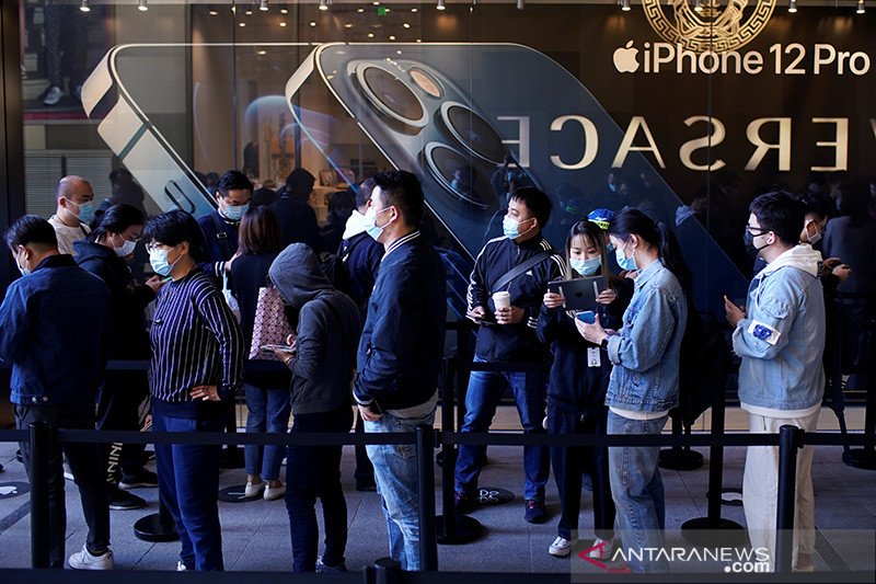Antrian pendek di China saat iPhone 12 meluncur di Apple Store