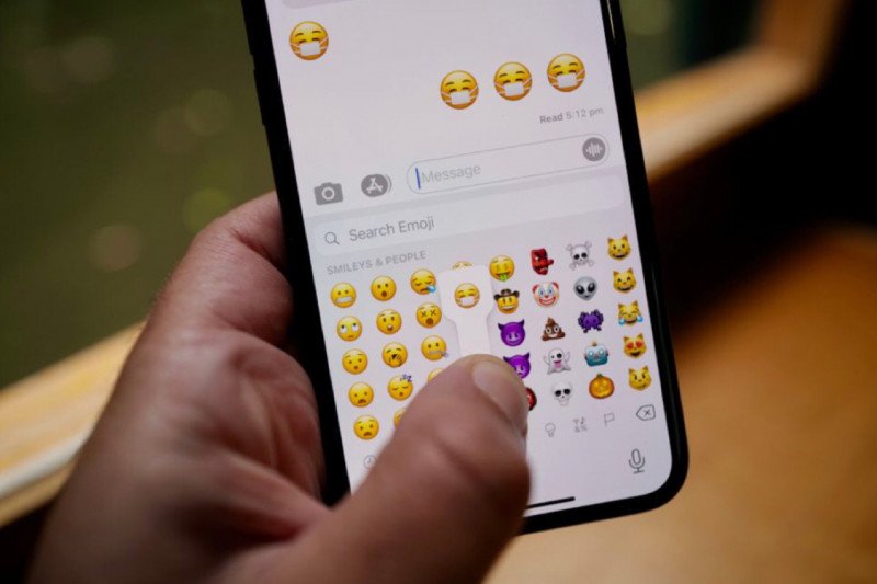 Emoji ikut adaptasi kebiasaan baru, wajah tersenyum kini pakai masker