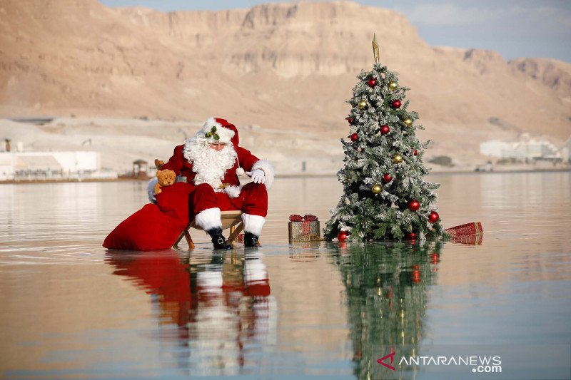 Sinterklas berpose di Laut Mati sambut musim liburan