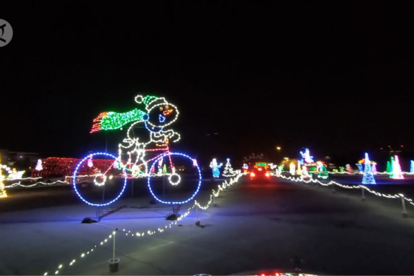 Pertunjukan lampu Natal berkonsep drive-thru digelar di Texas
