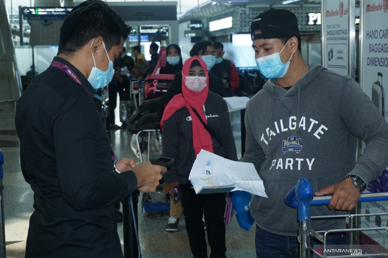 179 PMI non prosedural pulang ke Surabaya
