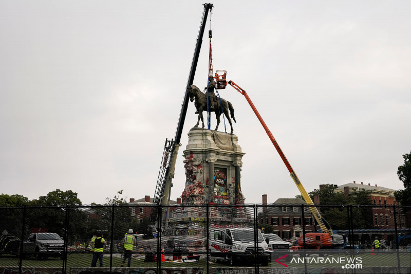 Pemindahan patung ikon Konfederasi Jenderal Robert E. Lee