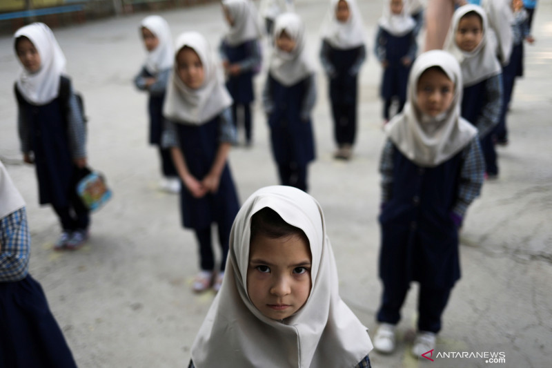 Anak-anak perempuan di Afghanistan kembali bersekolah