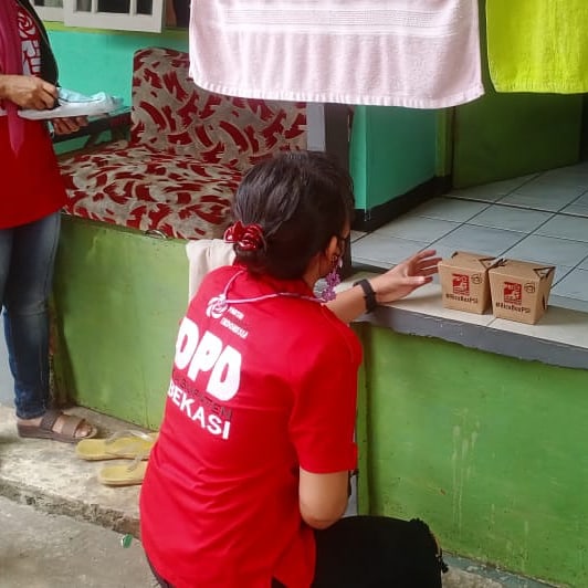 Rutin Bagikan Ricebox PSI Kabupaten Bekasi panen pujian