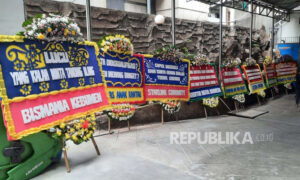 Ikuti Imbauan Prabowo, Pendukung Kirim Ratusan Karangan Bunga ke Gedung MK