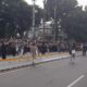 Demo di Monas Terkait MK Diwarnai Lempar Batu Kedua Belah Pihak