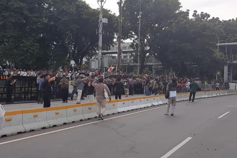 Demo di Monas Terkait MK Diwarnai Lempar Batu Kedua Belah Pihak