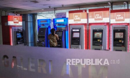 OJK Minta Masyarakat Waspada Transaksi di ATM, Ini Caranya